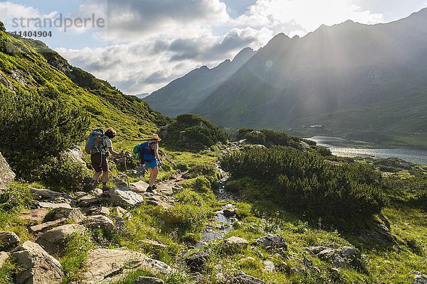Zwei Wanderer auf einem Wanderweg am Morgen  Giglachseen  Schladminger Tauern  Schladming  Steiermark  Österreich  Europa