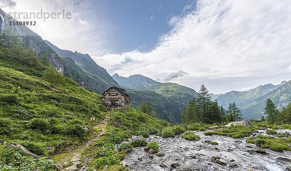 Gollinghütte  Hütte mit Bergbach  Rohrmoos-Untertal  Schladminger Tauern  Steiermark  Österreich  Europa