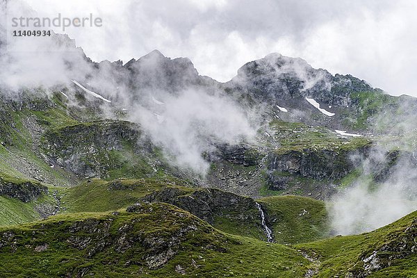 Wolken ziehen über einen Bergkamm  Rohrmoos-Untertal  Schladminger Tauern  Steiermark  Österreich  Europa