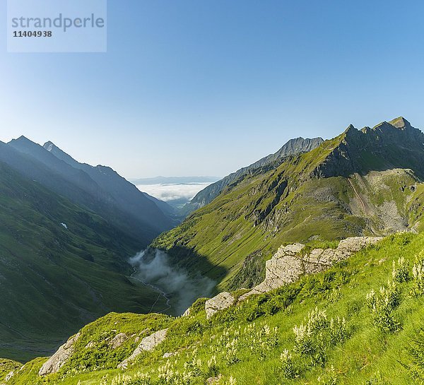 Blick auf Tal mit Wolken  Schladminger Tauern  Schladming  Steiermark  Österreich  Europa