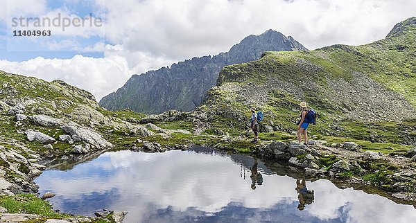 Zwei Wanderer an einem Bergsee  Klafferkessel  Rohrmoos-Untertal  Schladminger Tauern  Schladming  Steiermark  Österreich  Europa