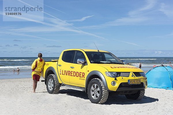 Gelbes Auto mit Aufschrift Livredder am Strand von Henne  Wasserrettungsdienst im Einsatz  Henne  Süddänemark  Die Nordsee  Dänemark  Europa