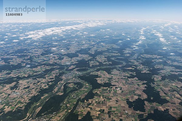 Felder und Waldlandschaft  kleine Wolken  in der Nähe von Amsterdam  Die Niederlande  Europa
