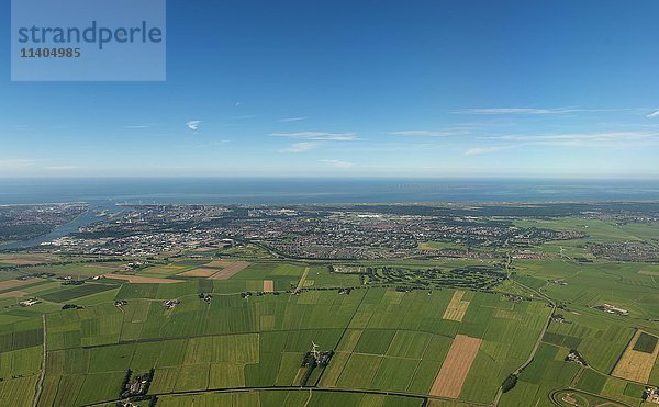 Felder und Landschaft von oben  hinter der Nordseeküste  bei Amsterdam  Niederlande  Europa