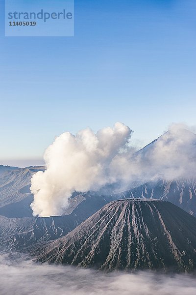 Der rauchende Vulkan Mount Bromo  Mount Batok  Mount Kursi  Mount Gunung Semeru  Bromo Tengger Semeru National Park  Ost-Java  Indonesien  Asien