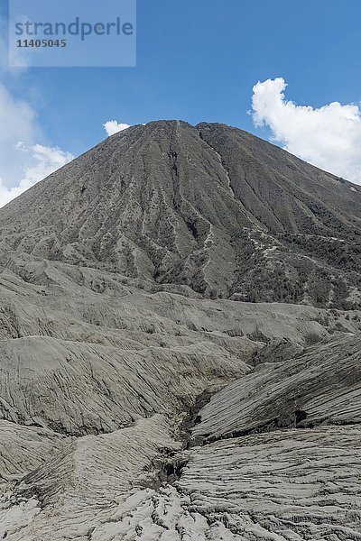 Spalten und Risse  Mount Batok  Vulkan  Bromo Tengger Semeru National Park  Ost-Java  Indonesien  Asien