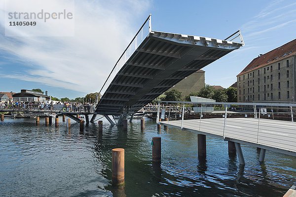 Radfahrer warten  neue Fahrrad- und Fußgängerbrücke  Innenhafenbrücke  Schmetterlingsbrücke  3-Wege-Brücke  2016  Hafen  Kopenhagen  Dänemark  Europa
