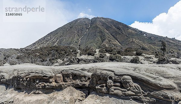 In den Fels gehauene Gesichter  Mount Batok  Bromo Tengger Semeru National Park  Ost-Java  Indonesien  Asien