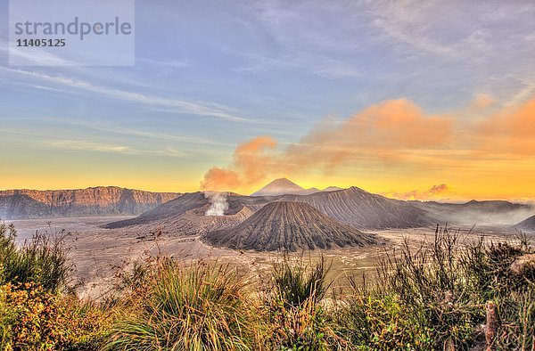 Rauchender Vulkan Gunung Bromo  Berg Batok im Vordergrund  Berg Kursi im Hintergrund  Berg Gunung Semeru  Nationalpark Bromo Tengger Semeru  Java  Indonesien  Asien