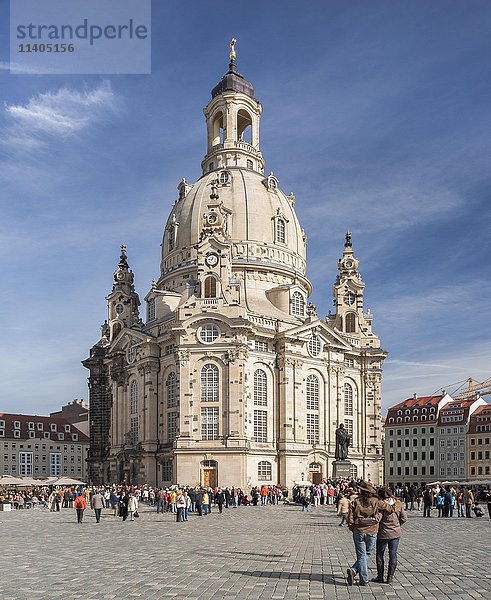 Frauenkirche  Lutherdenkmal im Vordergrund  Dresden  Sachsen  Deutschland  Europa