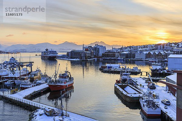 Hafen im Winter  Tromso  Provinz Troms  Norwegen  Europa