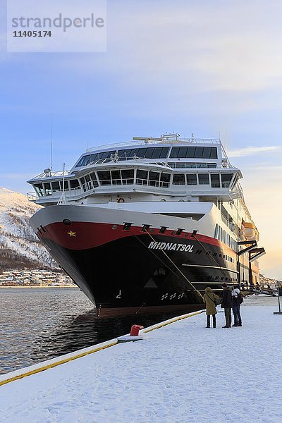 Hurtigruten MS Midnatsol angedockt im Hafen  Winter  Tromso  Provinz Troms  Norwegen  Europa