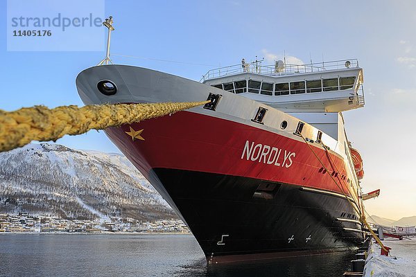 Hurtigruten MS Nordlys vor Anker im Hafen  Tromso  Provinz Troms  Norwegen  Europa