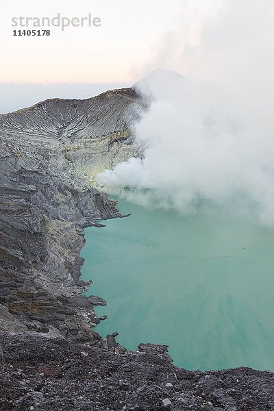 Vulkan Kawah Ijen  Vulkankrater mit Kratersee und dampfenden Schloten  Banyuwangi  Sempol  Ost-Java  Indonesien  Asien