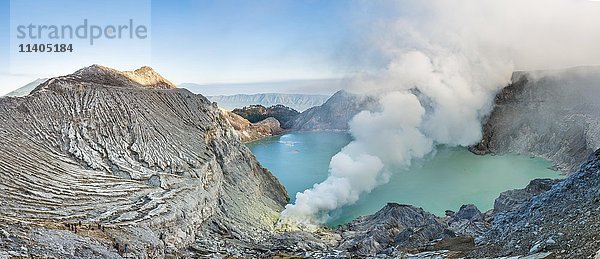 Vulkan Kawah Ijen  Vulkankrater mit Kratersee und dampfenden Schloten  Morgenlicht  Banyuwangi  Sempol  Ost-Java  Indonesien  Asien