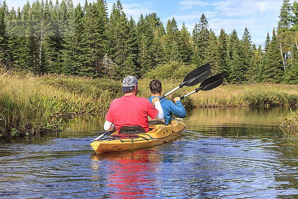 Zwei Männer paddeln in einem Kajak  Madawaska River  Algonquin Provincial Park  Provinz Ontario  Kanada  Nordamerika