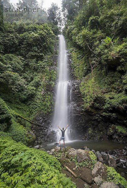 Laang Melanting  Tourist vor einem Wasserfall im Dschungel  Munduk  Bali  Indonesien  Asien