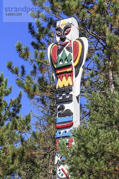 Totempfahl  Gedenkstätte für den Künstler Tom Thomson  Canoe Lake  Algonquin Provincial Park  Provinz Ontario  Kanada  Nordamerika