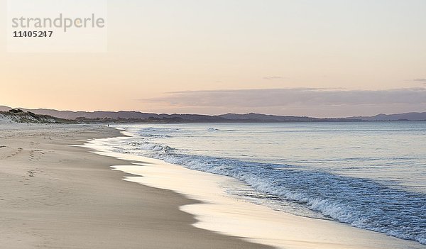 Strand bei Sonnenuntergang  Waipu  Northland  Neuseeland  Ozeanien