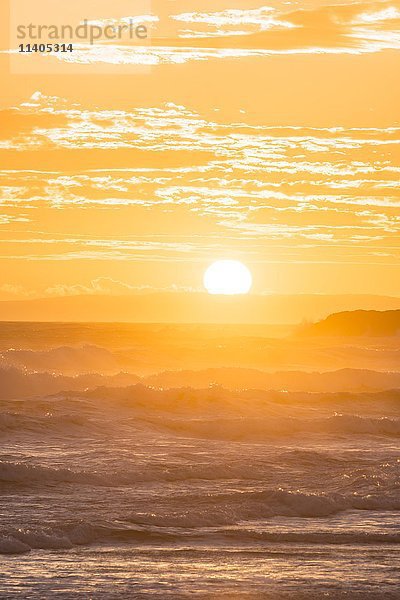 Sonnenuntergang über dem Meer  Sandfly Bay  Dunedin  Otago-Halbinsel  Südland  Neuseeland  Ozeanien