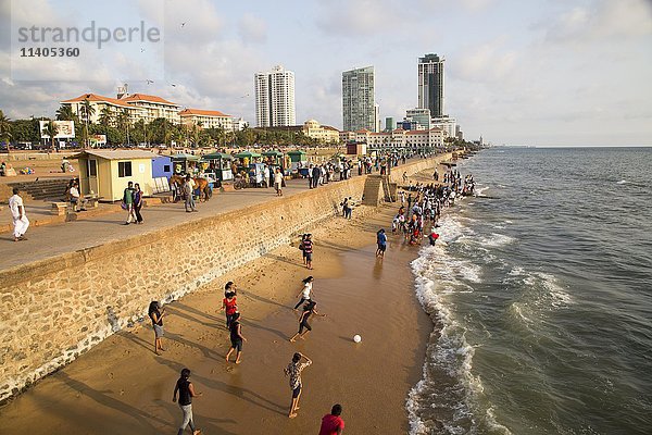 Menschen am kleinen Sandstrand bei Galle Face Green  Colombo  Sri Lanka  Asien