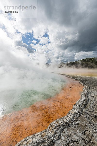 Champagne Pool  heiße Quelle  Waiotapu Geothermal Wonderland  Rotorua  Nordinsel  Neuseeland  Ozeanien