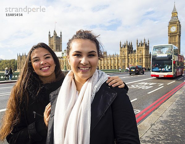 Zwei Mädchen vor Big Ben  City of Westminster  London  England