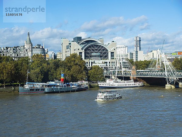Fluss Themse vor Charing Cross Station  Boote  London  England  Großbritannien  Europa