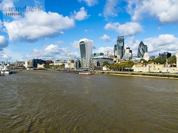 Thames mit Skyline einschließlich The Gherkin  The Walkie Talkie und Leadenhall Wolkenkratzer  London  England  Großbritannien  Europa