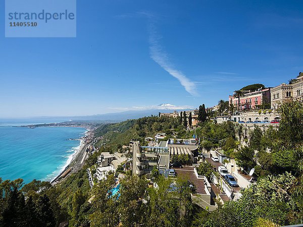 Blick auf die Küste von Taormina und den Ätna  Taormina  Sizilien Italien