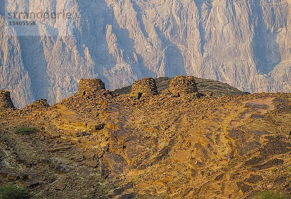 Archäologische Stätte von Al-Ayn  Bienenstockgräber  Jabal Misht-Gebirge im Hintergrund  Al Hajar-Gebirge  Region Al Dhahirah  Oman  Asien