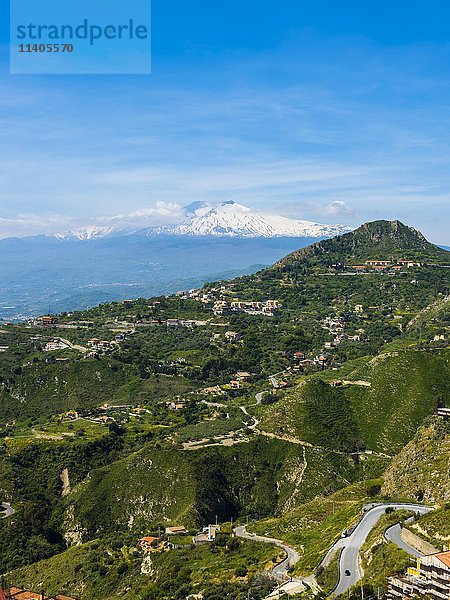 Blick auf Taormina  schneebedeckter Vulkan Ätna im Hintergrund  Sizilien  Italien  Europa