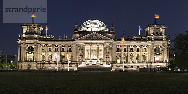 Reichstag bei Nacht  Regierungsviertel  Berlin  Deutschland  Europa
