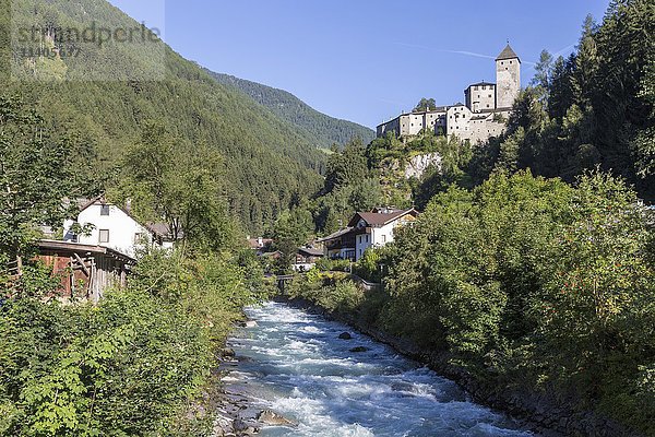 Sand in Taufers  Fluss Ahr und Burg Taufers  Tauferer Ahrntal  Südtirol  Italien  Europa