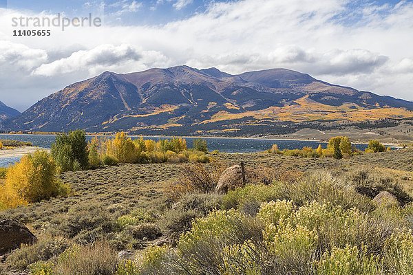 Berglandschaft im Herbst  Twin Lakes  Rocky Mountains  Colorado  USA  Nordamerika