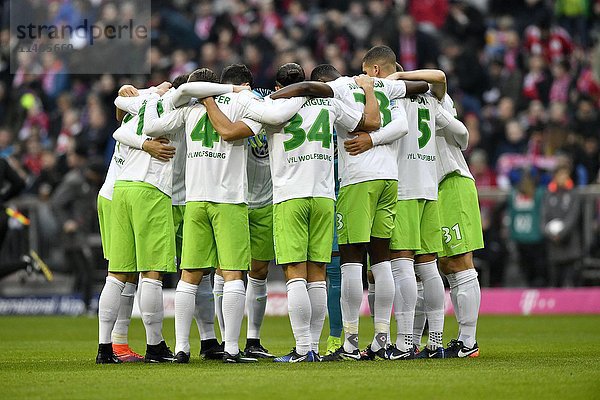 VfL Wolfsburg Fußballmannschaft  Spielvorbereitung  Allianz Arena  München  Bayern  Deutschland  Europa