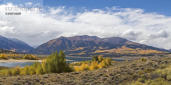 Berglandschaft im Herbst  Zwillingsseen im Vordergrund  Rocky Mountains  Colorado  USA  Nordamerika