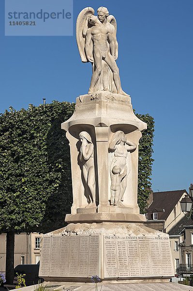Kriegerdenkmal zum Gedenken an die gefallenen Soldaten des Ersten und Zweiten Weltkriegs  Autun  Frankreich  Europa