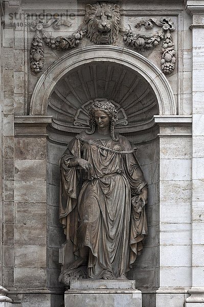 Marmorstatue  symbolisch für den Fluss Theiß  Albertina Museum  Wien  Österreich  Europa