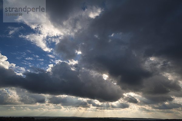 Sonne hinter Regenwolken (Nimbostratus)  dahinter Nürnberg Business Tower  Bayern  Deutschland  Europa