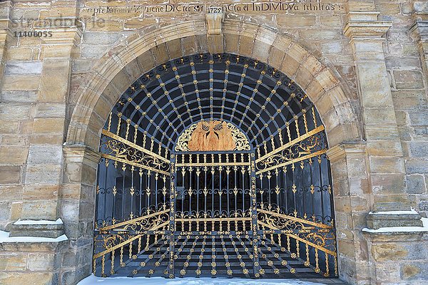 Geschmiedetes Tor der Dreifaltigkeitskapelle  Gößweinstein  Oberfranken  Bayern  Deutschland  Europa