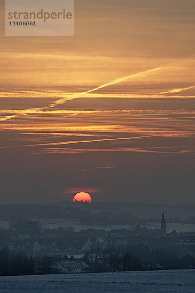 Sonnenuntergang über einem Dorf  Eckental  Mittelfranken  Bayern  Deutschland  Europa