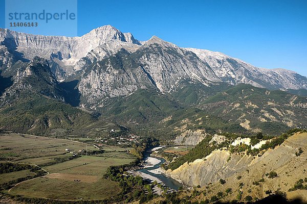 Vjosatal  mit dem Berg Nemërçkë  Kreis Gjirokastër  Albanien  Europa