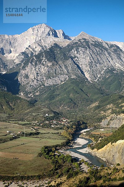 Vjosatal  mit dem Berg Nemërçkë  Kreis Gjirokastër  Albanien  Europa