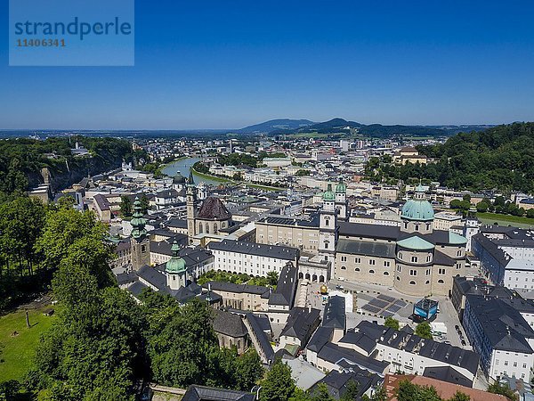 Historisches Stadtzentrum  Blick von der Festung  Salzburg  Österreich  Europa