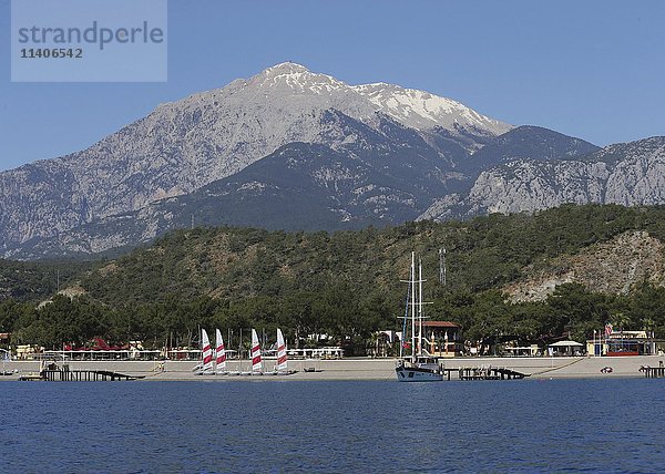 Leerer Strand  Ferienort Çamyuva mit Berg Tahtali  Türkische Riviera  Provinz Antalya  Türkei  Asien