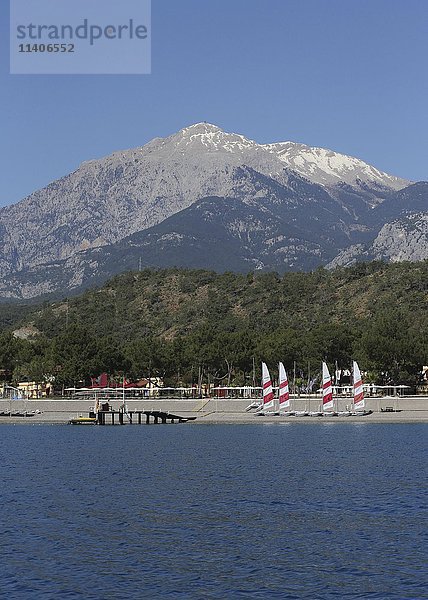 Leerer Strand  Ferienort Çamyuva mit Berg Tahtali  Türkische Riviera  Provinz Antalya  Türkei  Asien