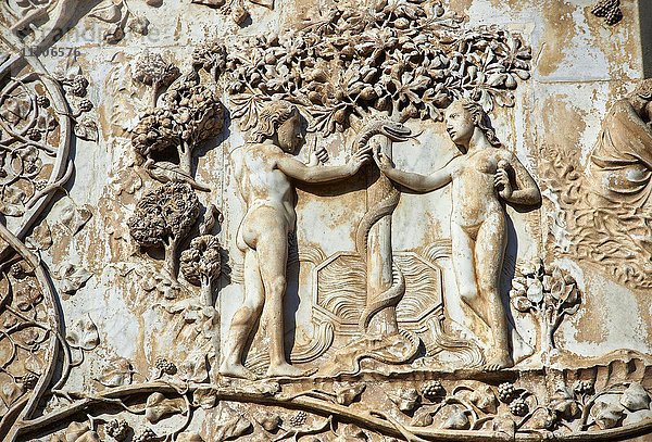 Adam und Eva mit der Schlange  Relief an der Fassade des Doms von Orvieto  Cattedrale di Santa Maria Assunta  Orvieto  Umbrien  Italien  Europa