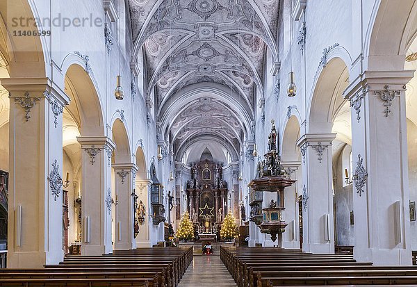 Kirchenschiff  Weihnachtsschmuck  Abtei Niedermünster  Regensburg  Oberpfalz  Bayern  Deutschland  Europa