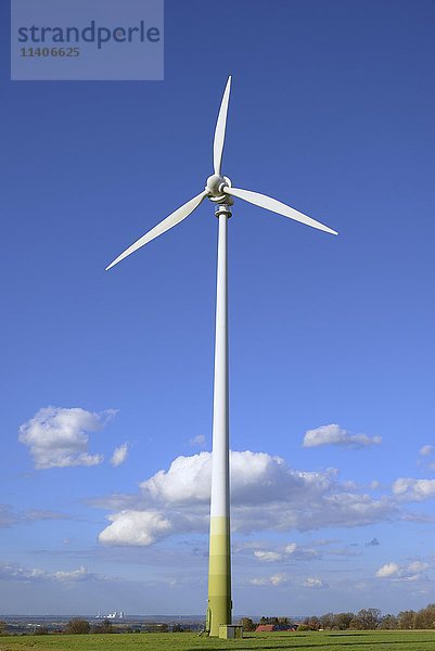 Windkraftanlage  bewölkter Himmel  Nordrhein-Westfalen  Deutschland  Europa